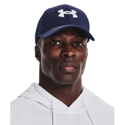 caquette under armour bleu et son logo blanc