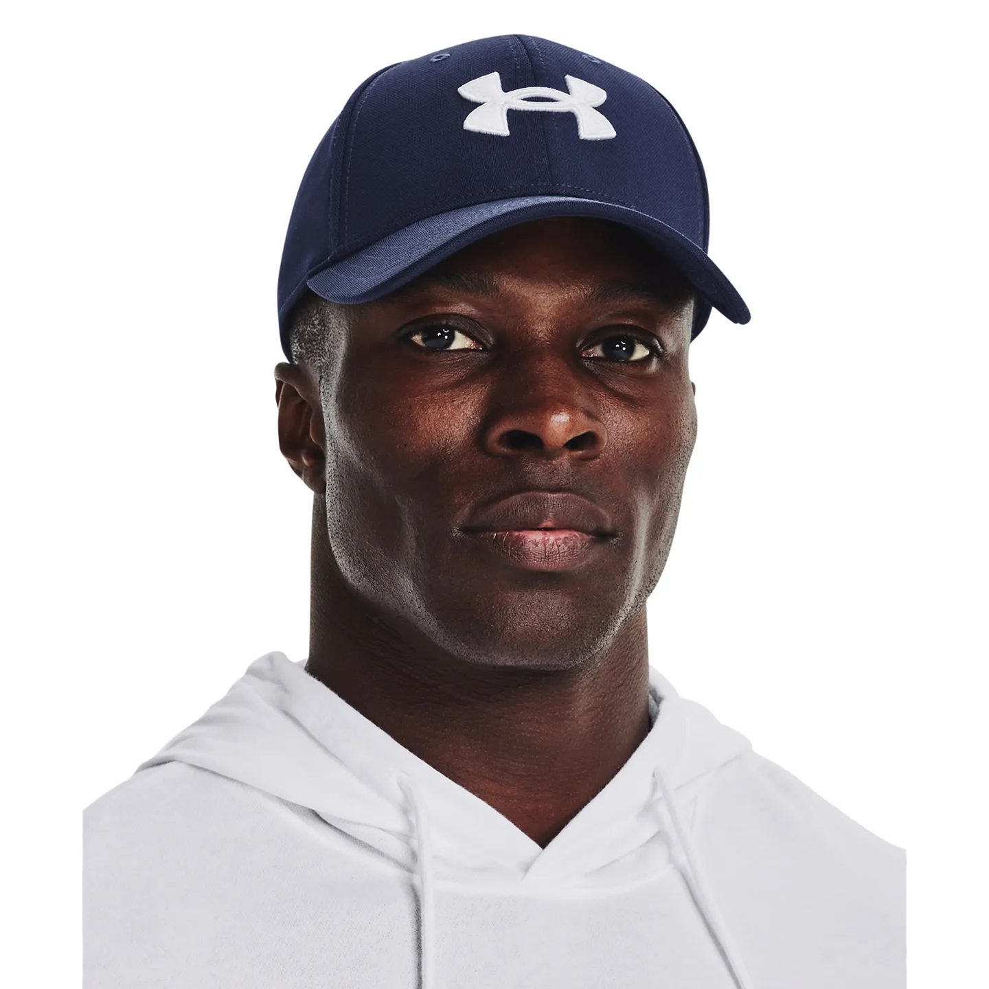 caquette under armour bleu et son logo blanc