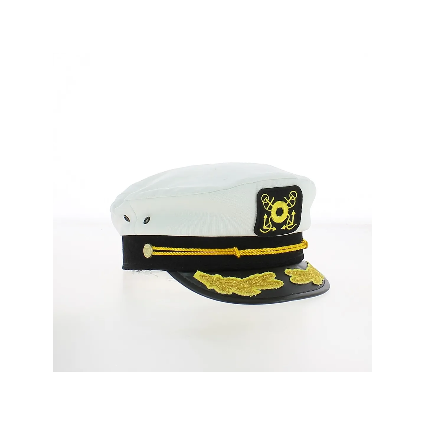 Une casquette de marin des plus fidèle, faite avec un judicieux mélange de blanc et de noir.