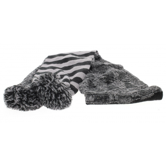 Scarf with grey pompon