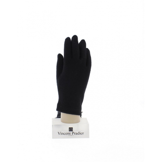 Touchscreen gloves for smartphone