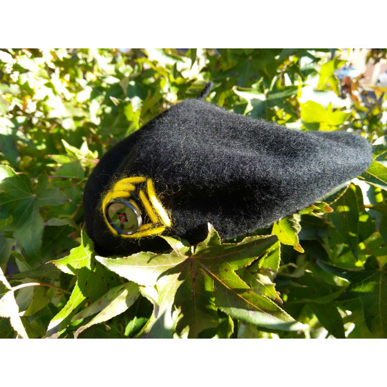 Button beret: Unique French model from the TRACLET Hat Shop workshops