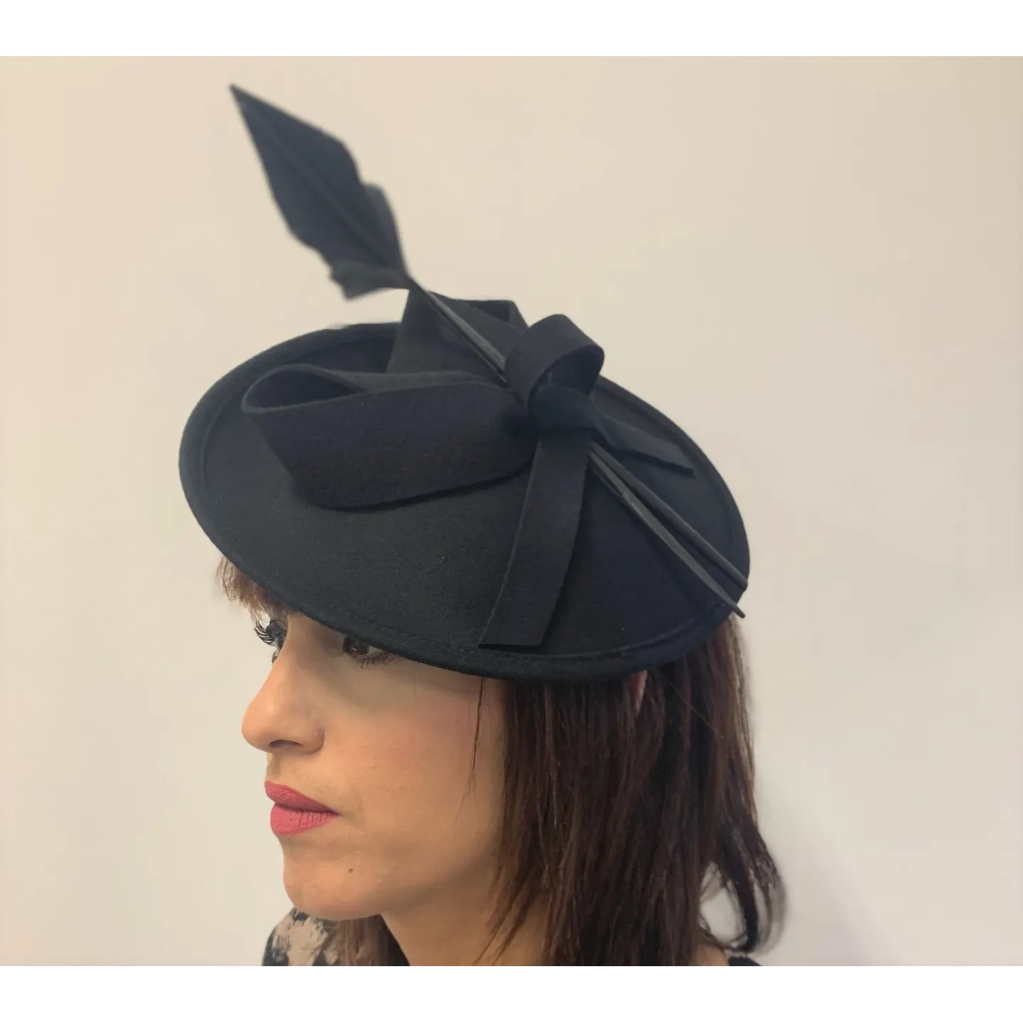 Chapeau Bibi- Serre-tête Zita Feutre Noir - Traclet ,  de cérémonie à plumes noires Reference : 3411 | Chapellerie Traclet