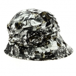 Black/white patterned bucket hat