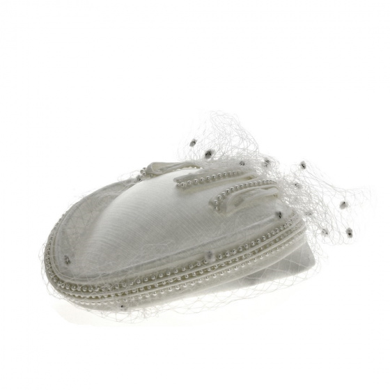 White Prestige and Chic Hat